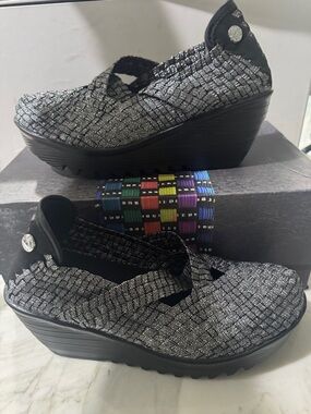 bernie mev. Black and Silver Woven Slip-On Flats size 36